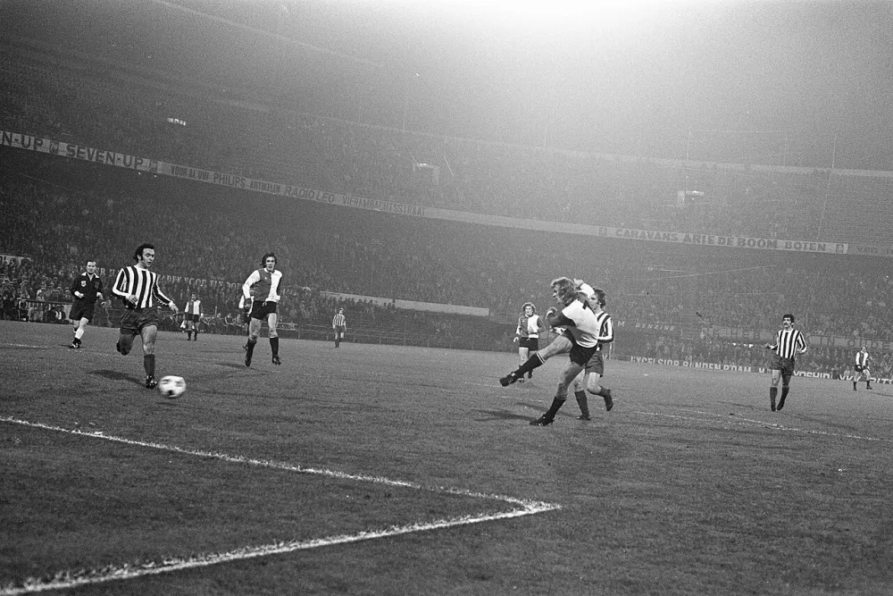 Feyenoord tegen OFK-Belgrado 4-3, Europacup III , Theo de Jong (rechts) scoort 2-2. Foto: Bert Verhoeff / Anefo, Nationaal Archief (CC0).