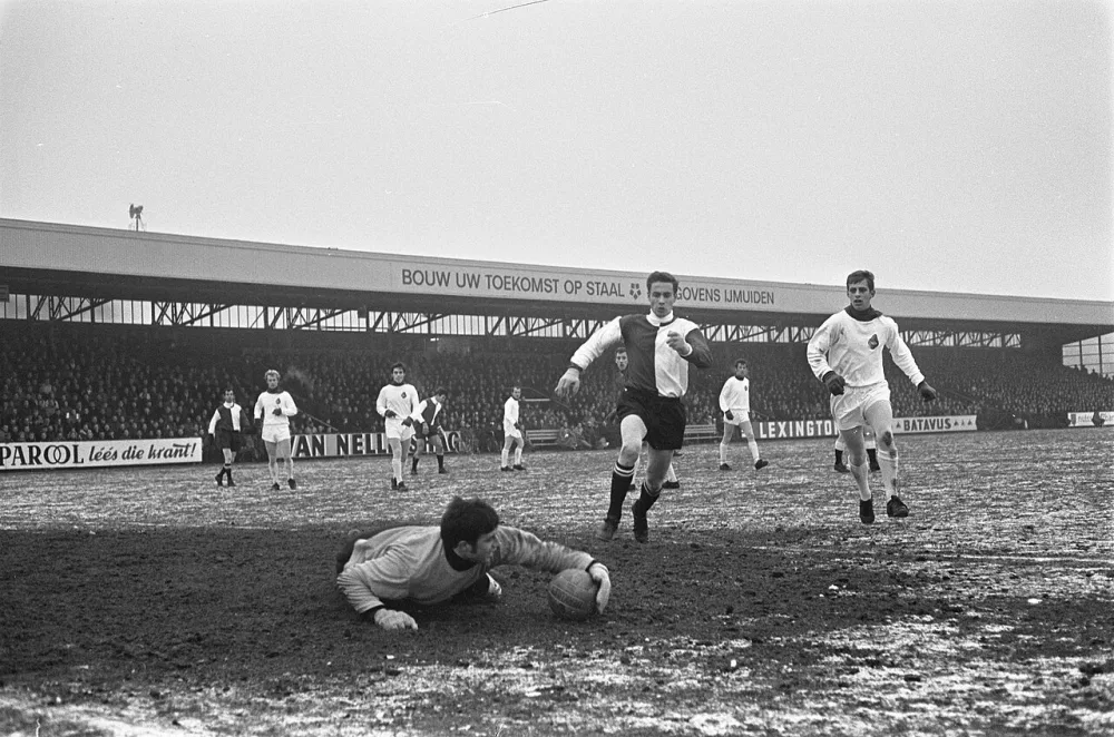 Telstar tegen Feijenoord 0-0 Kindvall in duel met keeper Van der Meeren. Foto: Eric Koch / Anefo, Nationaal Archief (CC0).