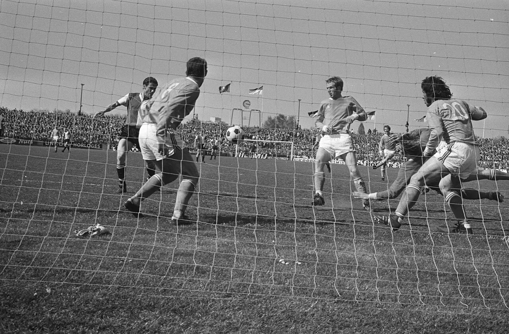 Kindvall (l) scoort het eerste doelpunt voor Feyenoord. Foto: fotograaf onbekend / Anefo, Nationaal Archief (CC0).