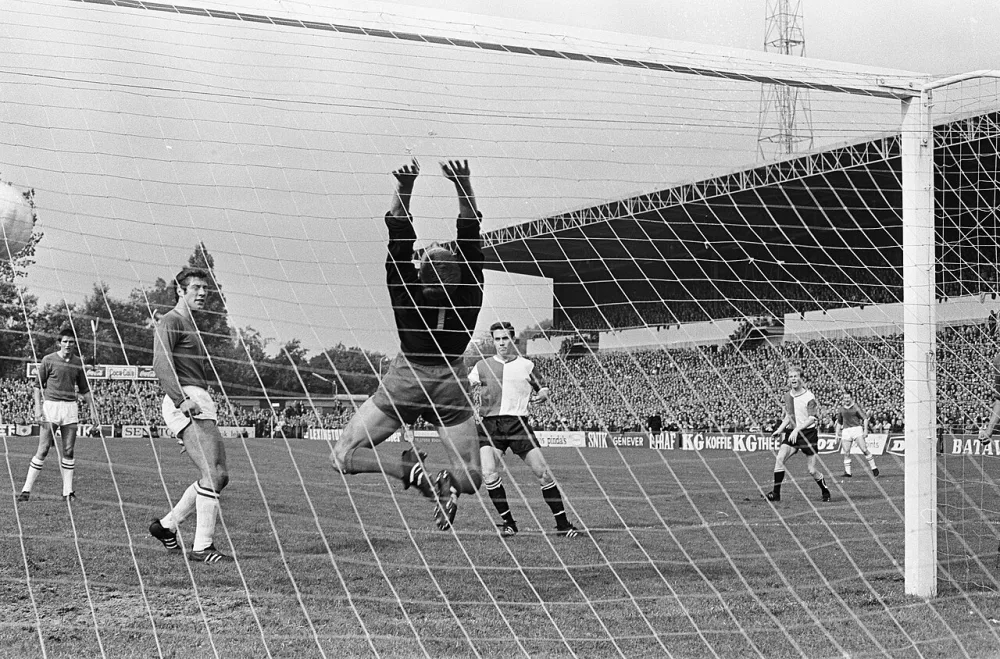 ADO tegen Feijenoord 3-6. Kindvall scoort, keeper Ardesch geslagen, links Mansveld. Foto: Ron Kroon / Anefo, Nationaal Archief (CC0).