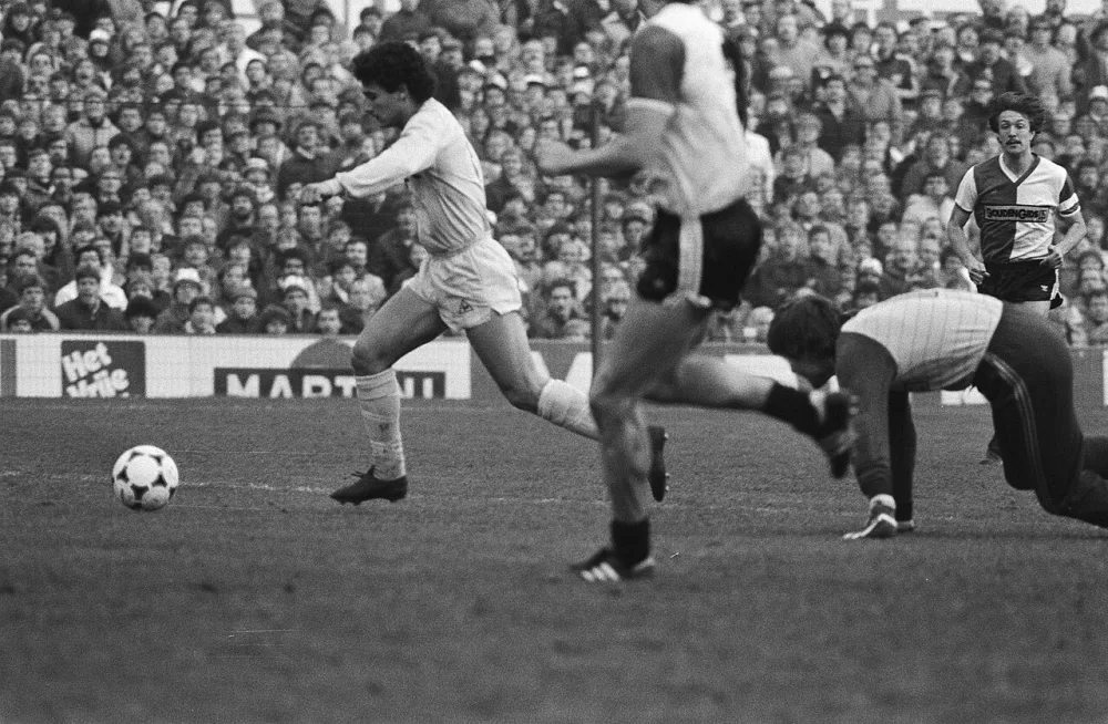 Gerald Vanenburg scoort 1 - 0 voor Ajax. Foto: Rob Bogaerts / Anefo, Nationaal Archief (CC0).
