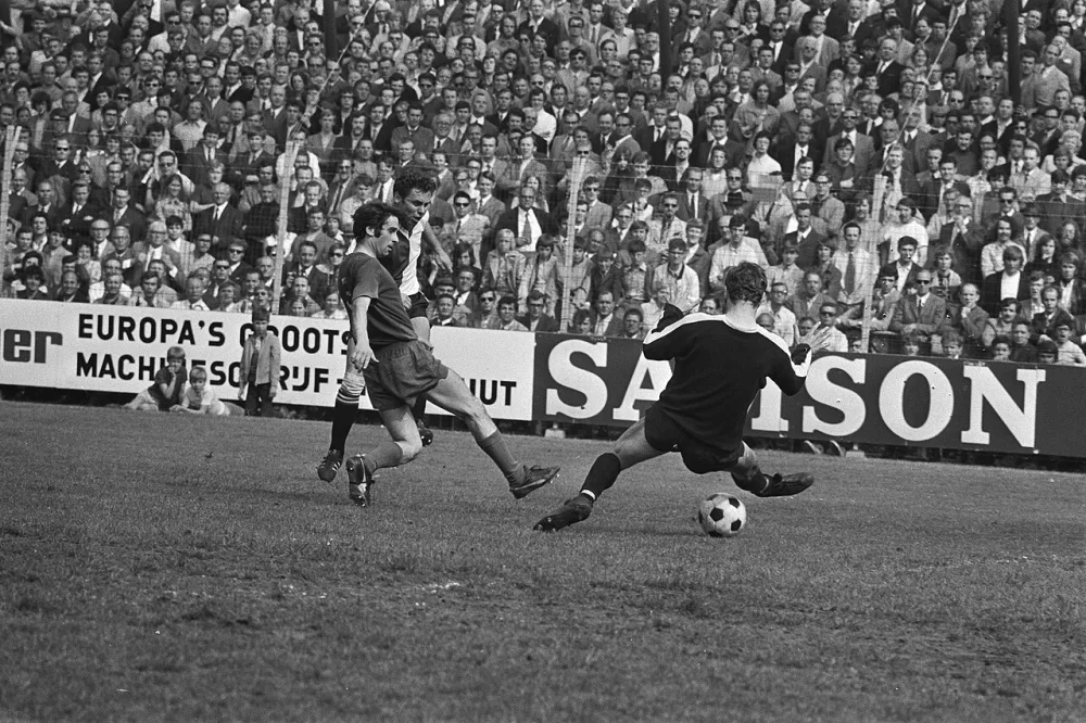Spelmoment met een doelpunt. Foto: fotograaf onbekend / Anefo, Nationaal Archief (CC0).