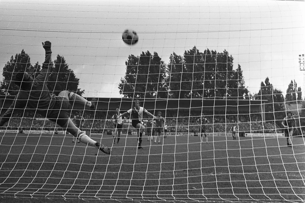 Groningen tegen Feyenoord 1-4, Schneider scoort uit penal keeper Nordstrom is kansloos. Foto: Rob Mieremet / Anefo, Nationaal Archief (CC0).
