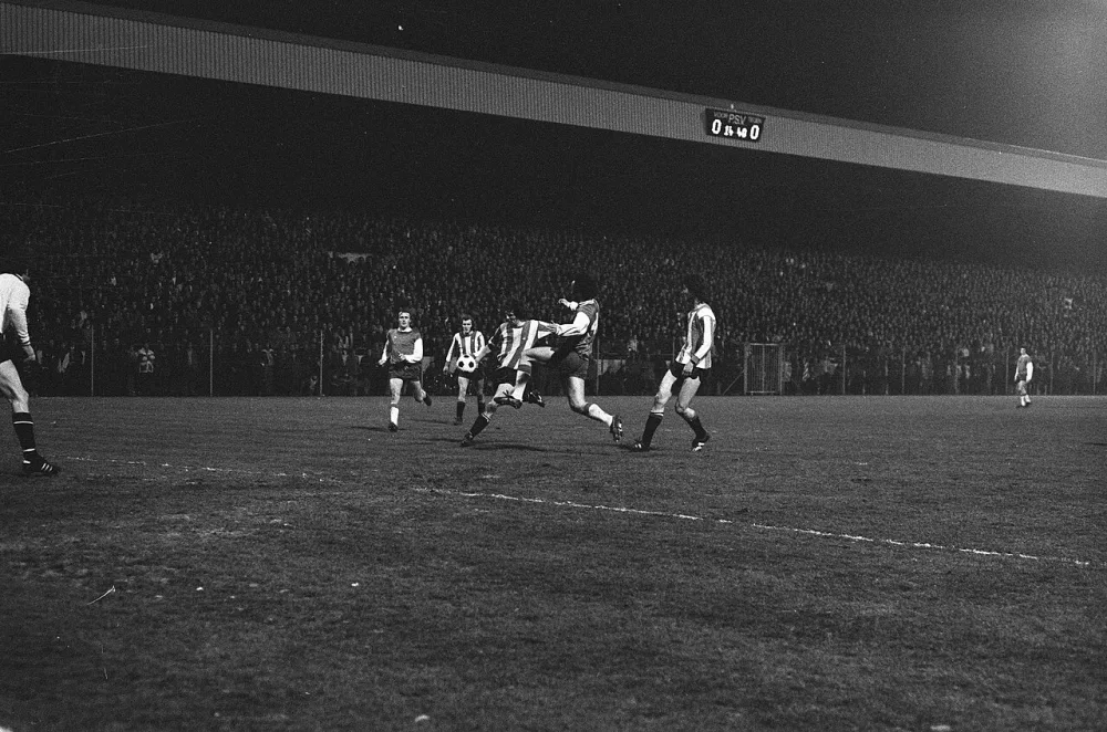 PSV tegen Feyenoord bekercompetitie kwartfinale 2-0, eerste doelpunt v.l.n.r. Vos, Willy van de Kerkhof , Lubse, Ralmjac en Edstrom. Foto: fotograaf onbekend / Anefo, Nationaal Archief (CC0).