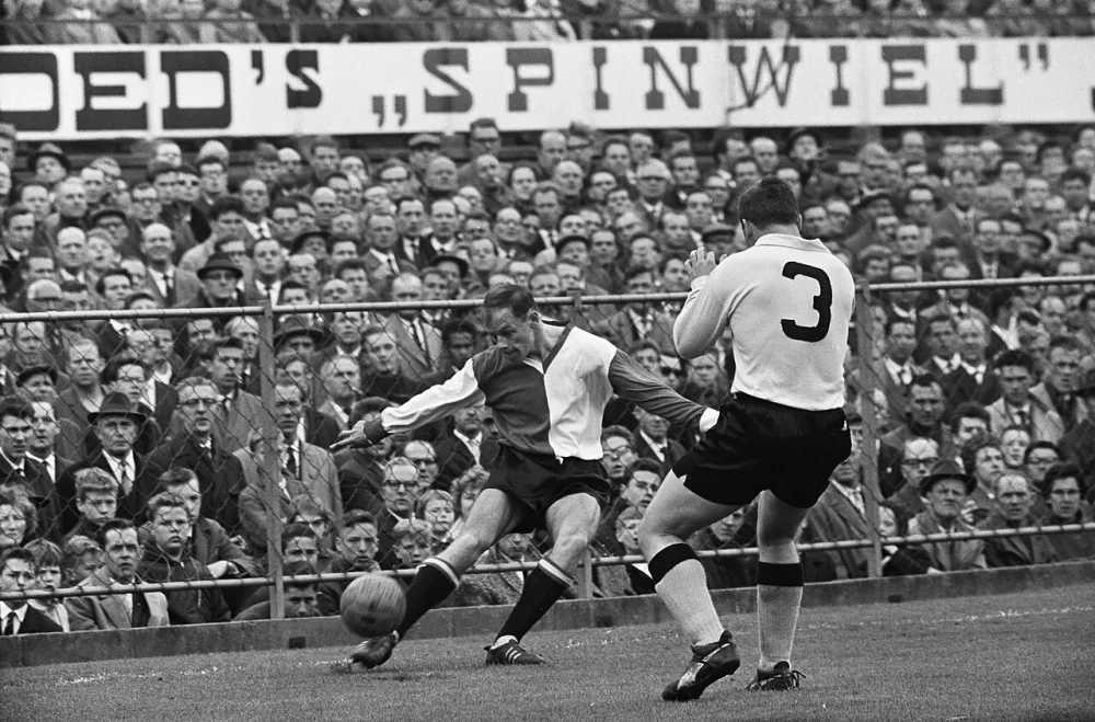 Feijenoord tegen DOS 3-0. Nr. 4 Gerard 'Pummie' Bergholtz, nr. 6 Van der Gijp. Foto: Eric Koch / Anefo, Nationaal Archief (CC0).