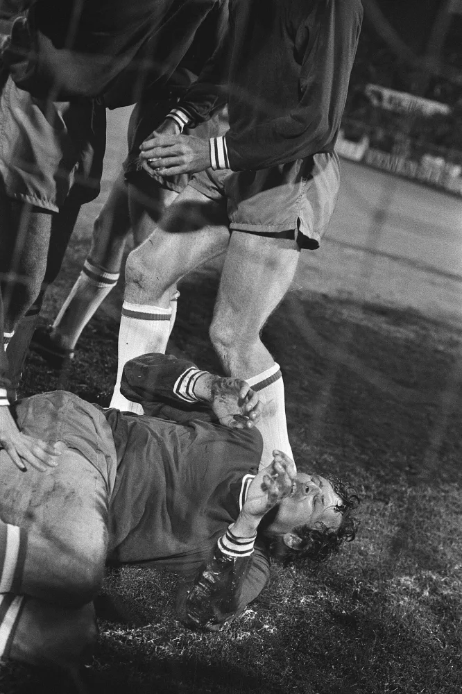 Ajax-Feyenoord 1-3. Piet Keizer ligt geblesseerd op de grasmat, kort nadat hij Ajax op een 1-0 voorsprong had gebracht. Foto: fotograaf onbekend / Anefo, Nationaal Archief (CC0).