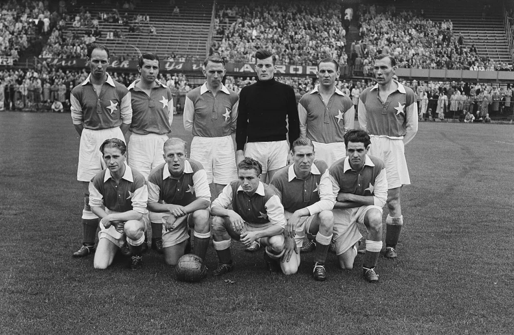 Feyenoord tegen MVV 1-0. Elftal MVV. Foto: fotograaf onbekend / Anefo, Nationaal Archief (CC0).