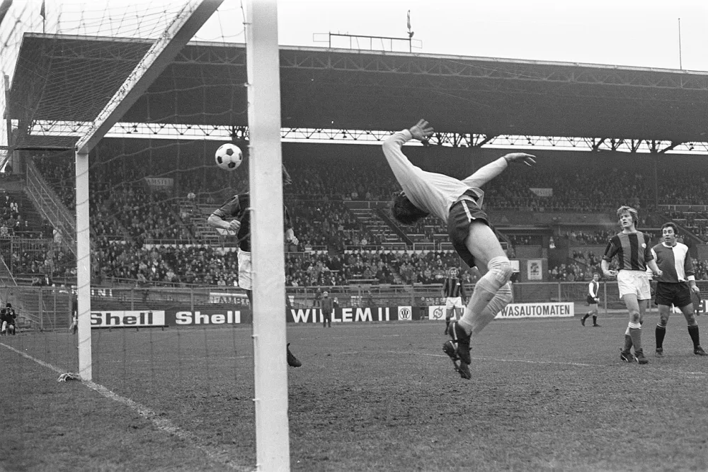 DWS tegen Feyenoord 0-2, Janssen scoort, Kamminga en Hasil kijken toe. Foto: fotograaf onbekend / Anefo, Nationaal Archief (CC0).