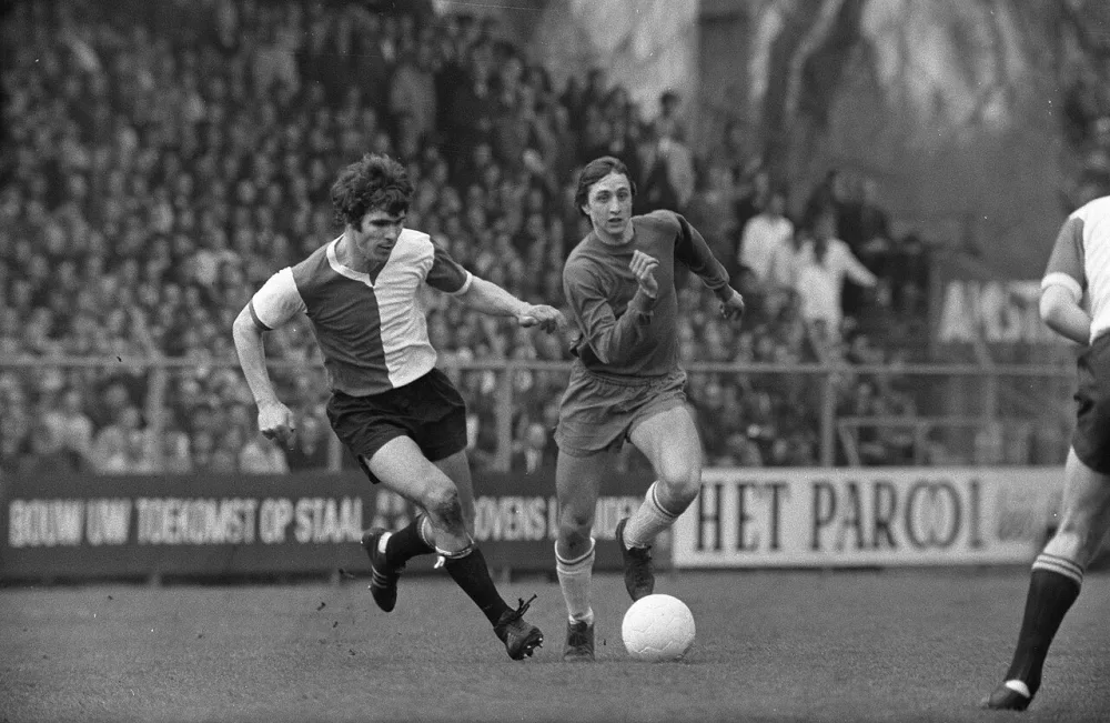Johan Cruijff in duel met Willem van Hanegem (links). Foto: fotograaf onbekend / Anefo, Nationaal Archief (CC0).