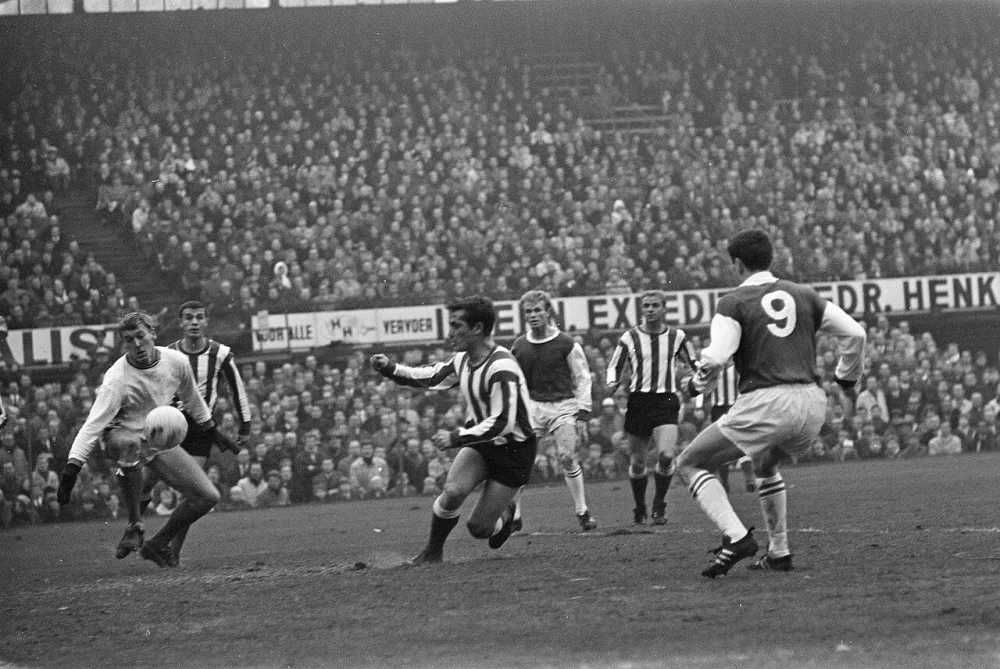 Feyenoord tegen PSV 4-2. Kindvall (nummer 9) scoort tweede doelpunt. Foto: Jac. de Nijs / Anefo, Nationaal Archief (CC0).