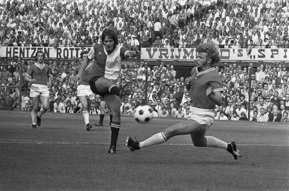 Feyenoord tegen DWS 4-0, links Schoenmaker in actie, rechts Goethart. Foto: Bert Verhoeff / Anefo, Nationaal Archief (CC0).