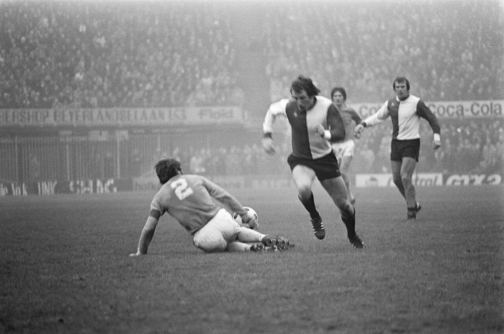 Feyenoord tegen FC Den Haag 4-1; duel Mansveld (FC) en Dick Schneider (Feyenoord). Foto: Rob Mieremet / Anefo, Nationaal Archief (CC0).