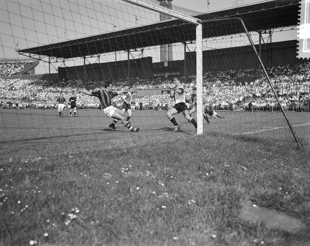 DWSA tegen Feyenoord 2-3. Spelmoment. Foto: Joop van Bilsen / Anefo, Nationaal Archief (CC0).