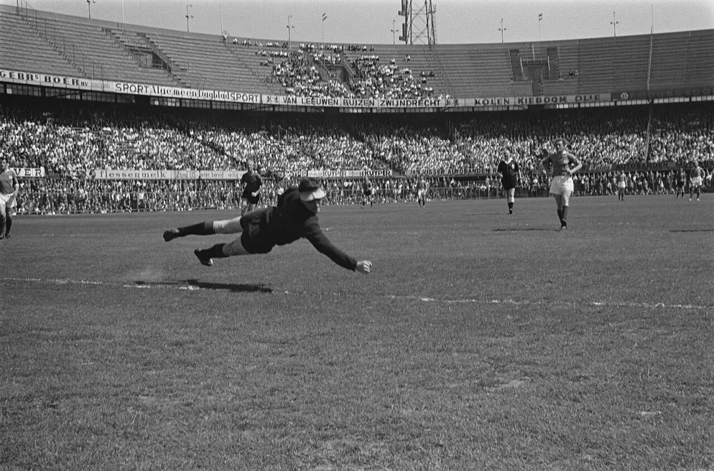 Feijenoord tegen Fortuna 54 , keeper Vogels (Fortuna) in actie. Foto: Eric Koch / Anefo, Nationaal Archief (CC0).