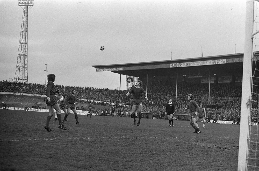 FC Utrecht tegen Feyenoord 0-0, Feyenoordspelers verlaten juichend het doel, nr. 17, 18 spelmomenten. Foto: Rob C. Croes / Anefo, Nationaal Archief (CC0).