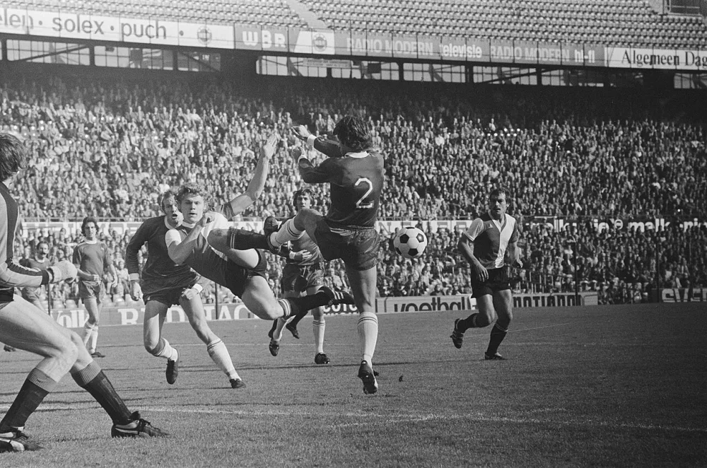 Feijenoord tegen FC Haarlem ; Nico Jansen in duel met Wentink. Foto: Rob C. Croes / Anefo, Nationaal Archief (CC0).