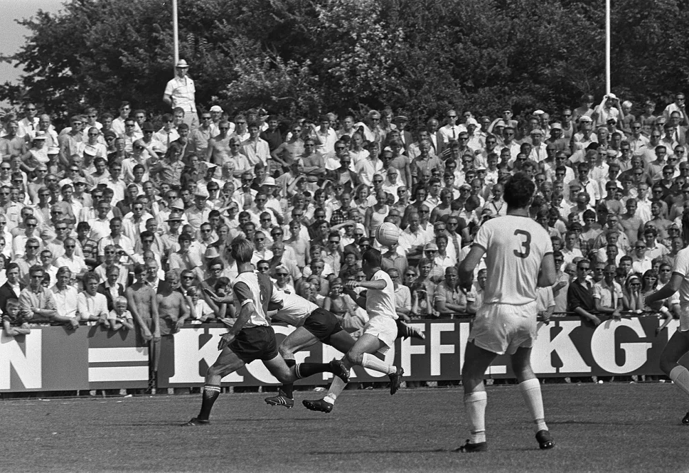 Telstar tegen Feyenoord 1-3: nr. 11: Kindvall (rechts). Foto: Joost Evers / Anefo, Nationaal Archief (CC0).