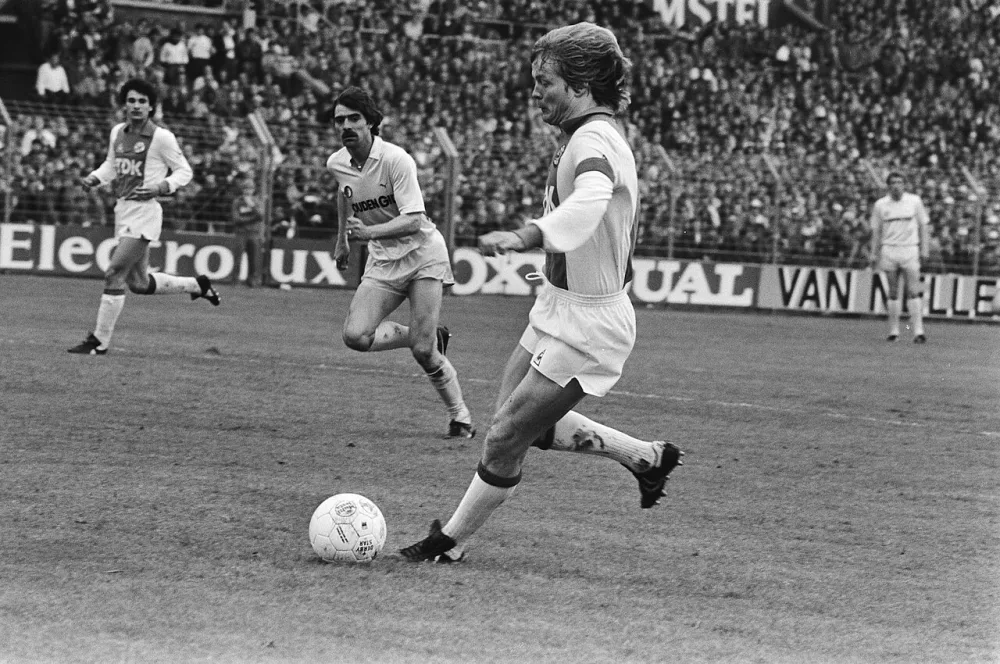 Sören Lerby van Ajax aan de bal. Foto: Rob Bogaerts / Anefo, Nationaal Archief (CC0).