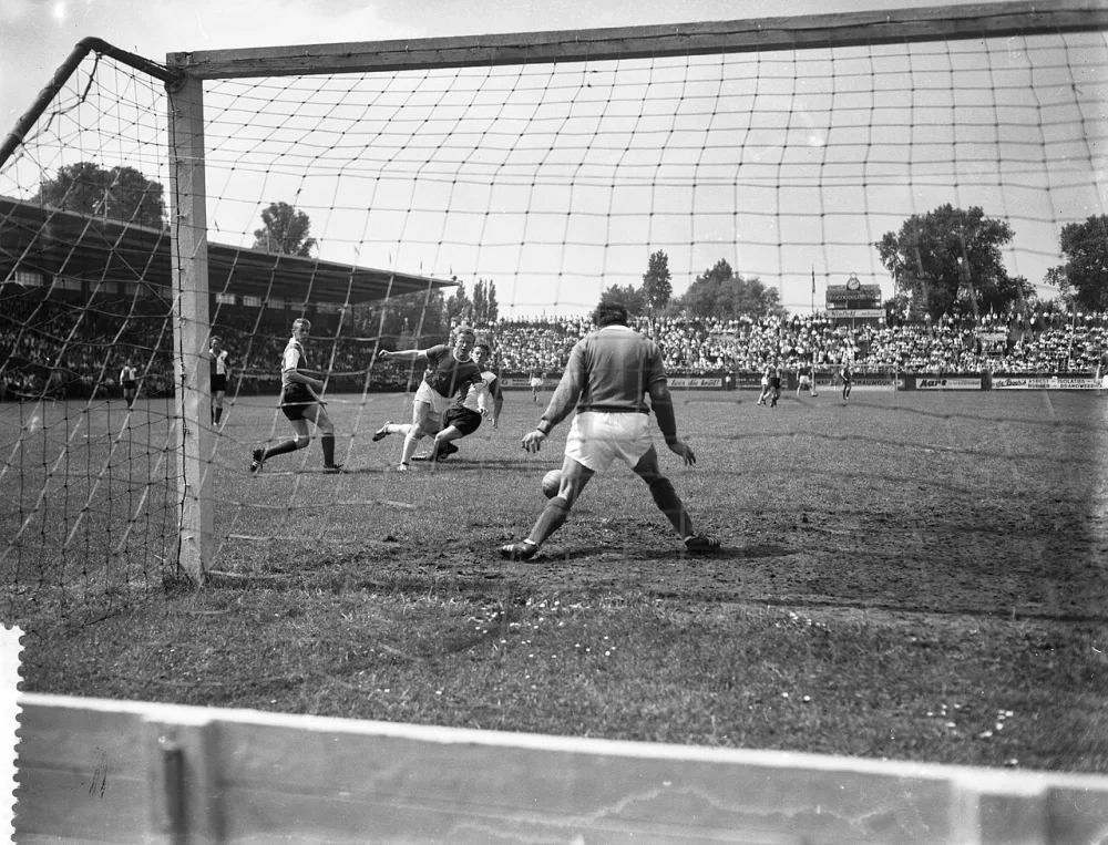 Ajax tegen Feyenoord 1-6, spelmomenten voor het Feyenoorddoel. Foto: Joop van Bilsen / Anefo, Nationaal Archief (CC0).