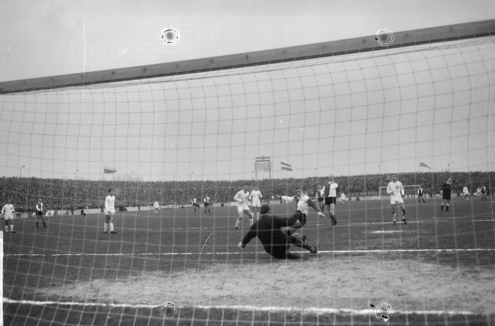 MVV tegen Feyenoord 1-2, Venneker (Feyenoord) brengt MVV keeper Korver in gevaar. Foto: Joop van Bilsen / Anefo, Nationaal Archief (CC0).