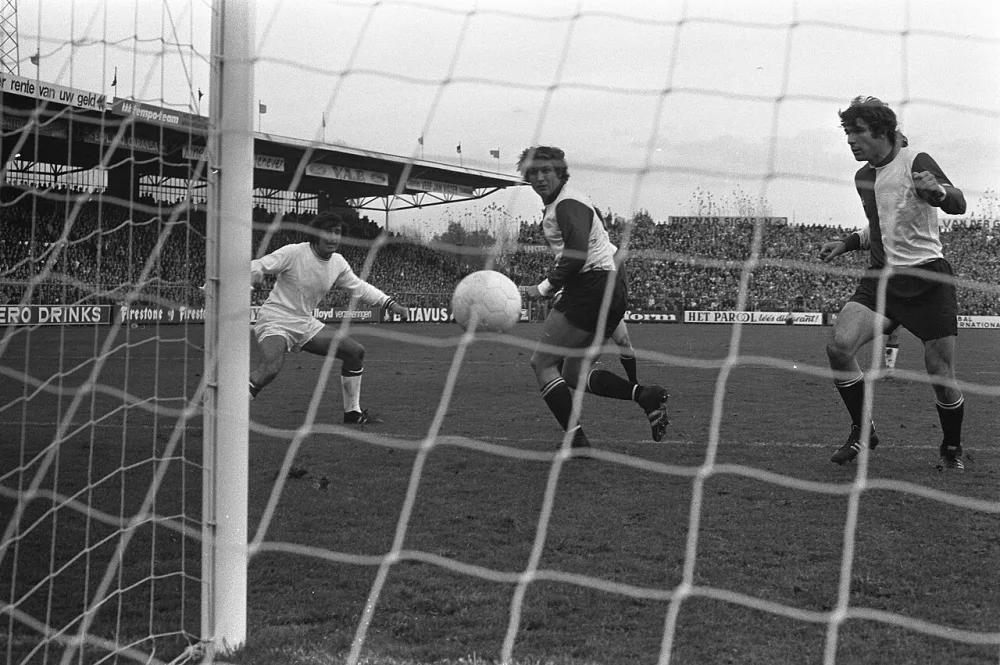 Ajax tegen Feyenoord 2-1, Swart (l) scoort met kopbal, (r Van Hanegem. Foto: Bert Verhoeff / Anefo, Nationaal Archief (CC0).