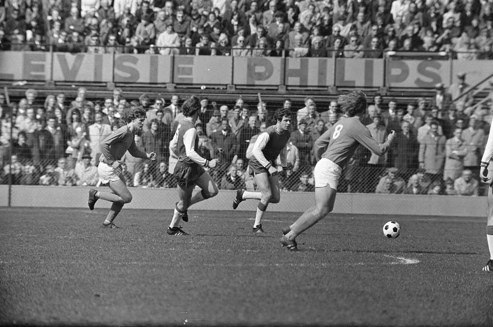 Feyenoord tegen Volendam 2-0, nr. 10, 11 Van Hanegem in actie. Foto: Rob Mieremet / Anefo, Nationaal Archief (CC0).