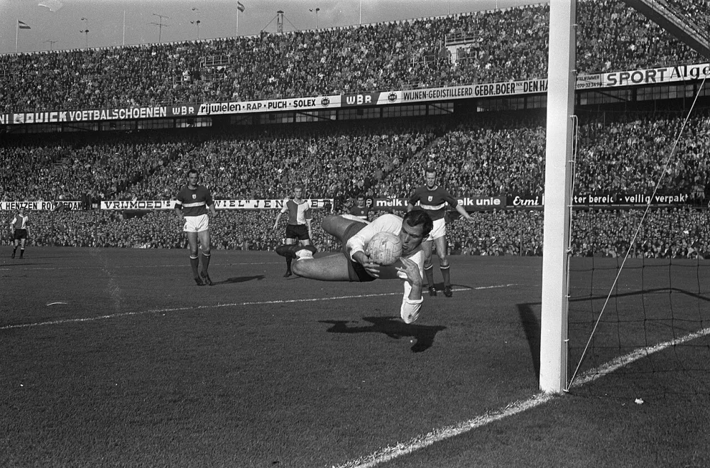 Feyenoord tegen GVAV 0-0. Tonny van Leeuwen in aktie, links Geels, rechts Koeman. Foto: Eric Koch / Anefo, Nationaal Archief (CC0).