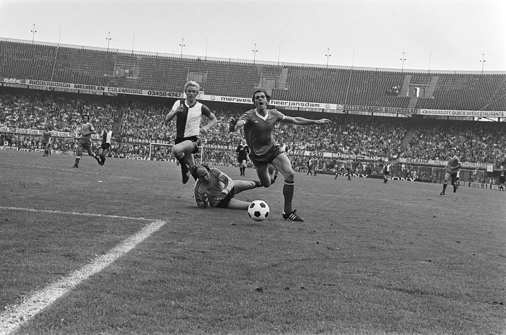 Feyenoord tegen PSV 1-1, Gerrie Deylers wordt door Treytel gehaakt, links Rijsbergen. Foto: Hans Peters / Anefo, Nationaal Archief (CC0).