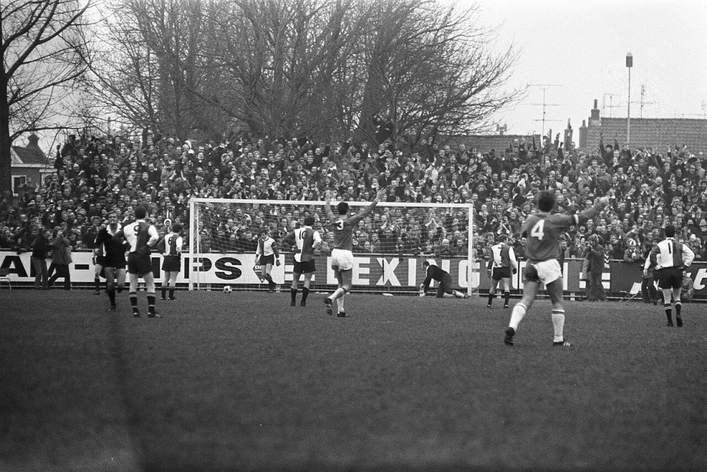 AZ 67 tegen Feyenoord 1-1. Het doelpunt van AZ. Foto: Bert Verhoeff / Anefo, Nationaal Archief (CC0).