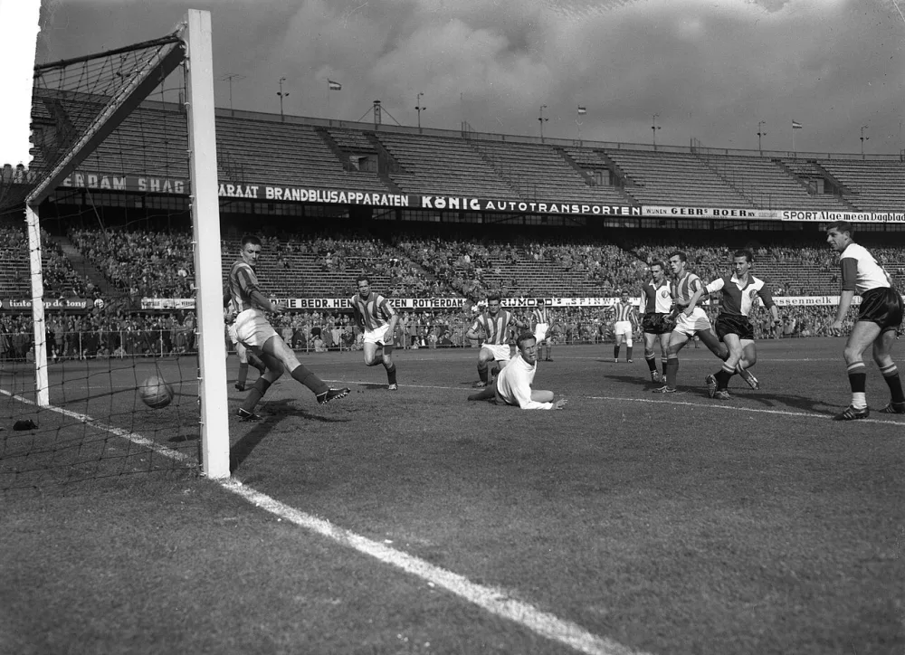 Feyenoord tegen Noad. Onderstal en Simons. Foto: Henk Lindeboom / Anefo, Nationaal Archief (CC0).