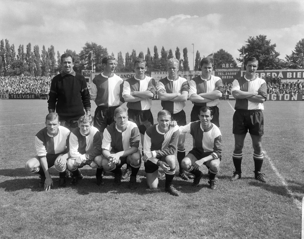 Elftal Feyenoord, staand Pieters Graafland, Kraay, Fransen, Romeijn, Israel, Veldhoen zittend Venneker, Jansen, Libregts, Bild, Moulijn. Foto: Joop van Bilsen / Anefo, Nationaal Archief (CC0).
