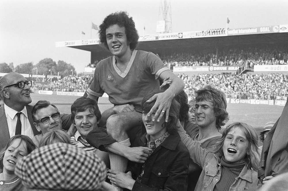 FC Den Haag tegen Feyenoord 3-2, Hans Bres op de schouders. Foto: Bert Verhoeff / Anefo, Nationaal Archief (CC0).