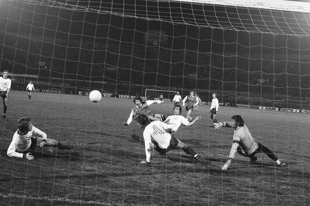 FC Amsterdam tegen Feyenoord 0-0, Kreuz (l) scoort derde doelpunt, rechts Jongbloed. Foto: Bert Verhoeff / Anefo, Nationaal Archief (CC0).