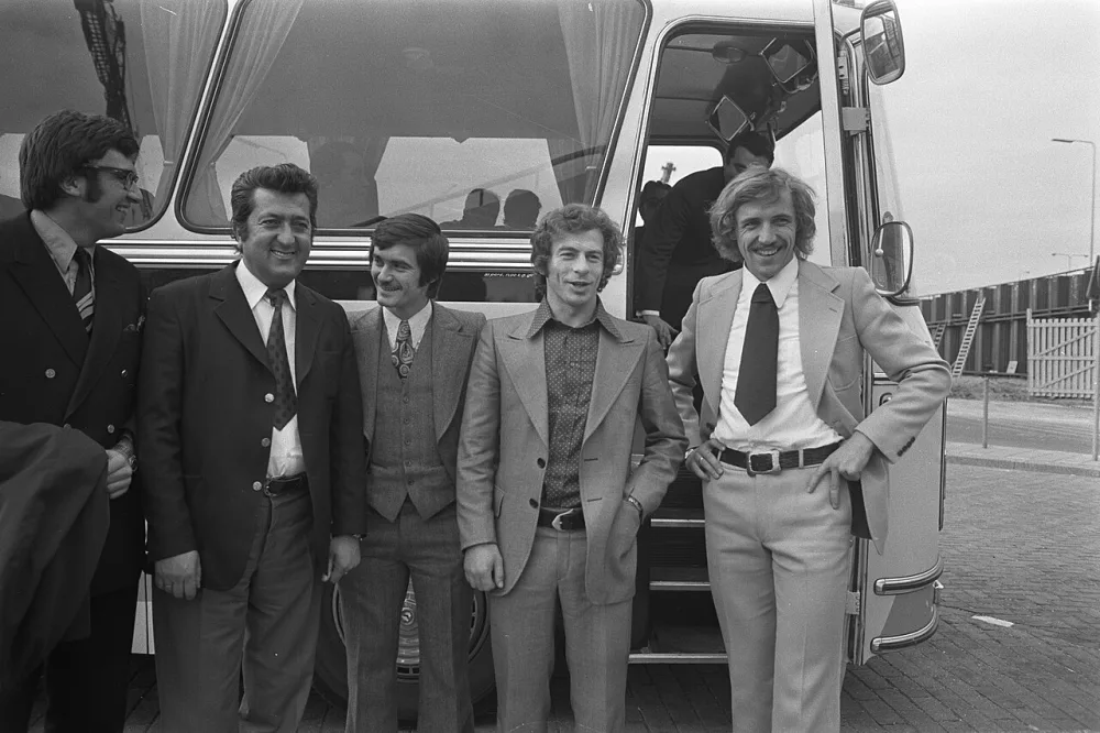 Spelers van OFK-Belgrado op Schiphol, i.v.m. Europacup I wedstrijd tegen Feyenoord. Foto: Hans Peters / Anefo, Nationaal Archief (CC0).