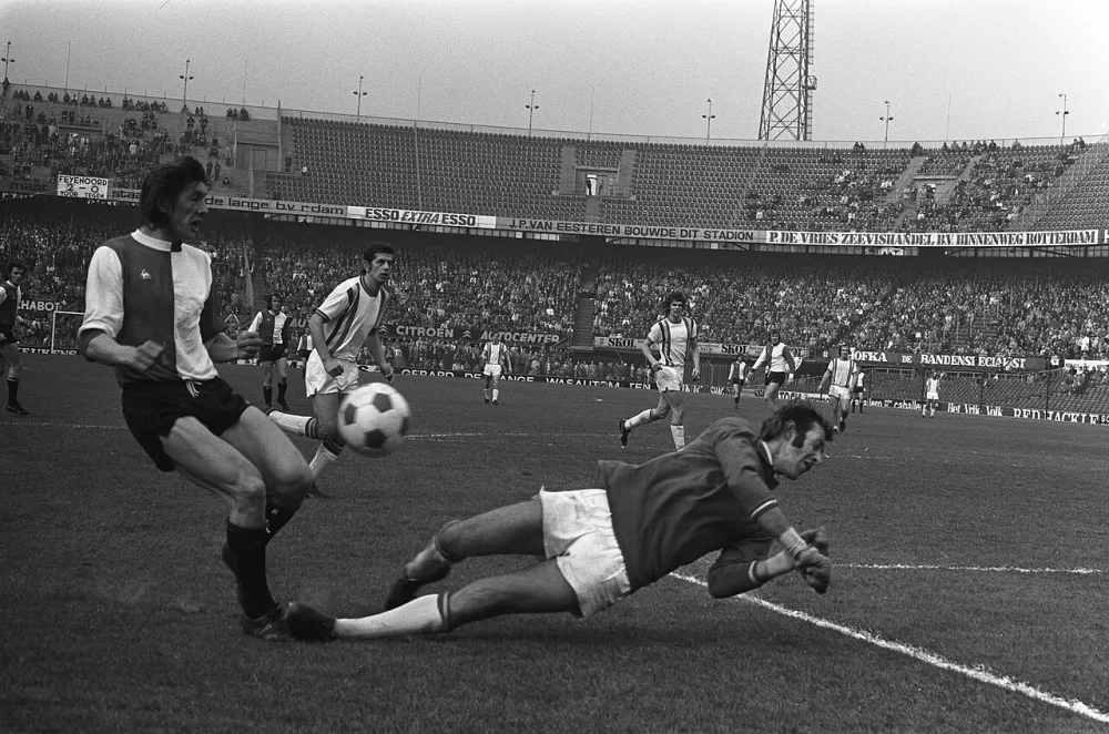 Feyenoord tegen Den Haag 2-0, nummer 28 Ladinsky (links in duel met keeper Ton Thie. Foto: Bert Verhoeff / Anefo, Nationaal Archief (CC0).