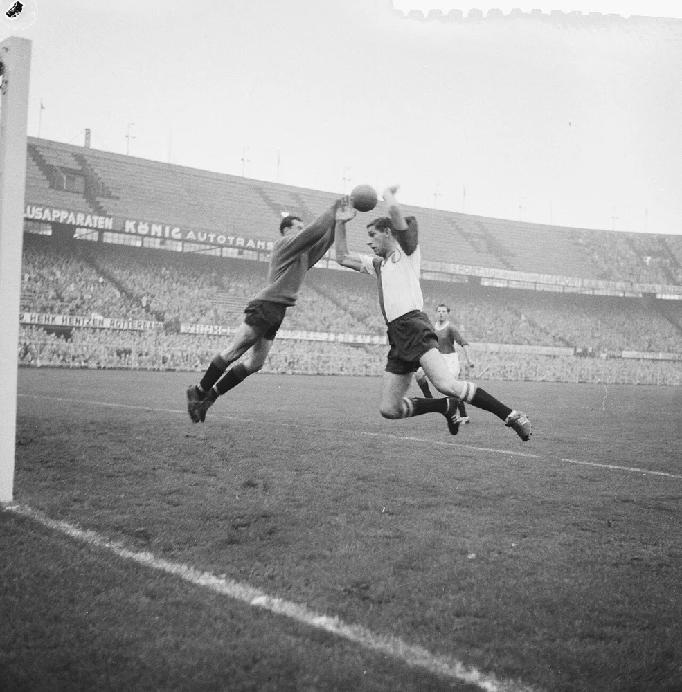 Feyenoord tegen ADO 7-1, Van der Gijp in duel met keeper Oostrum. Foto: Herbert Behrens / Anefo, Nationaal Archief (CC0).