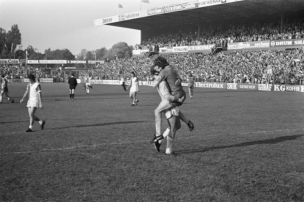 FC Den Haag tegen Feyenoord 3-2, doelman Thie en Mansveld omhelzen elkaar. Foto: Bert Verhoeff / Anefo, Nationaal Archief (CC0).