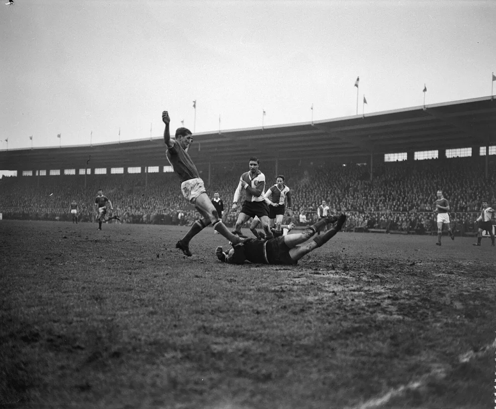 Ajax tegen Feyenoord 0-1, v.l.n.r. C. Groot , Graafland, Veldhoen en Klaasens. Foto: Wim van Rossem / Anefo, Nationaal Archief (CC0).