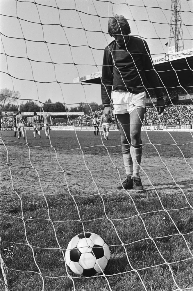 FC Den Haag tegen Feyenoord 1-8, Den Haag keeper Van Antwerpen haalt voor zesde maal bal uit doel. Foto: Rob Mieremet / Anefo, Nationaal Archief (CC0).
