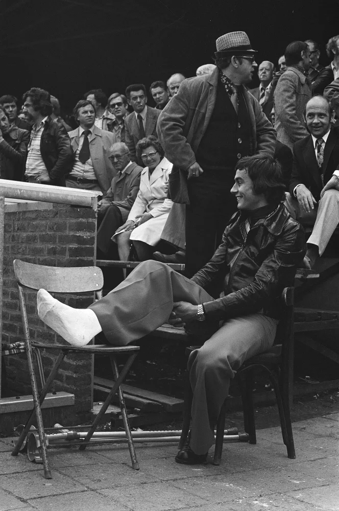 PSV tegen Feyenoord 4-1, Huub Stevens met zijn been in het gips kijkt vanaf de tribune. Foto: Rob Mieremet / Anefo, Nationaal Archief (CC0).