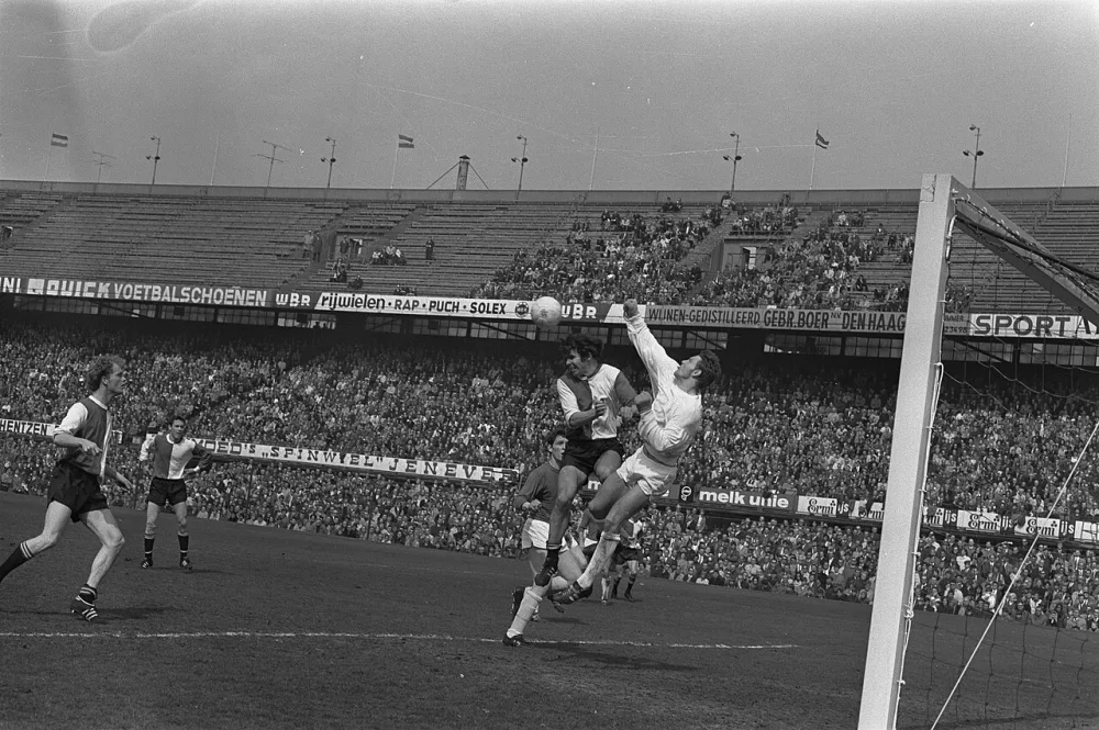 Keeper Nico de Bree in duel met Wim van Hanegem. Foto: fotograaf onbekend / Anefo, Nationaal Archief (CC0).