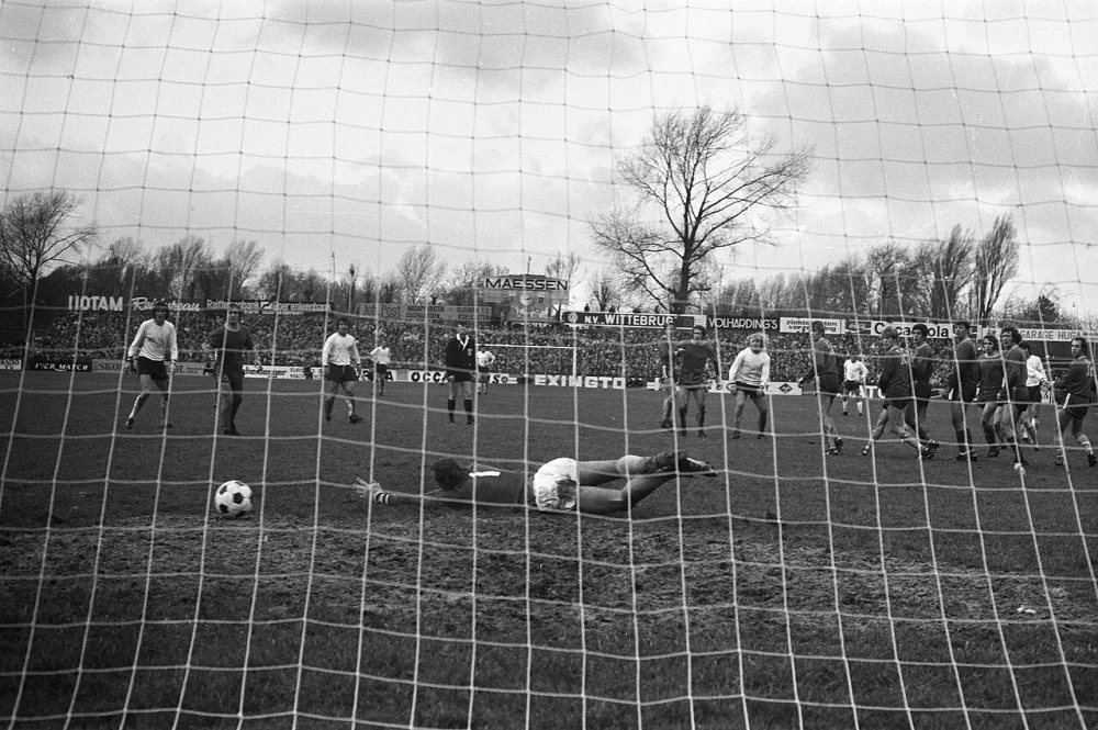 FC Den Haag tegen Feyenoord 1-2, doelpunt van Boskamp tussen Den Haag muurtje. Foto: Bert Verhoeff / Anefo, Nationaal Archief (CC0).