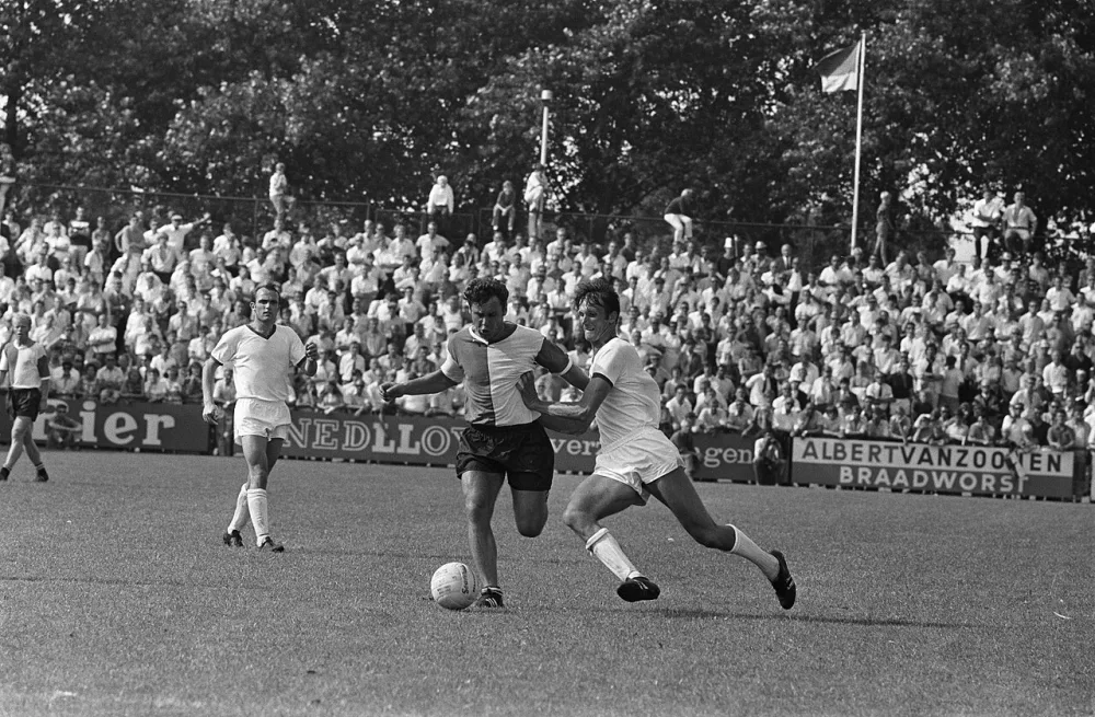 Telstar tegen Feyenoord 1-3: Hasil (Fey.) (l) en Geestman aktie; nr. 21: Geels (midden) i.a. Foto: Joost Evers / Anefo, Nationaal Archief (CC0).