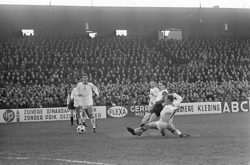 Go Ahead tegen Feyenoord 1-0, Kindvall (F) probeert door te breken. Foto: Jac. de Nijs / Anefo, Nationaal Archief (CC0).