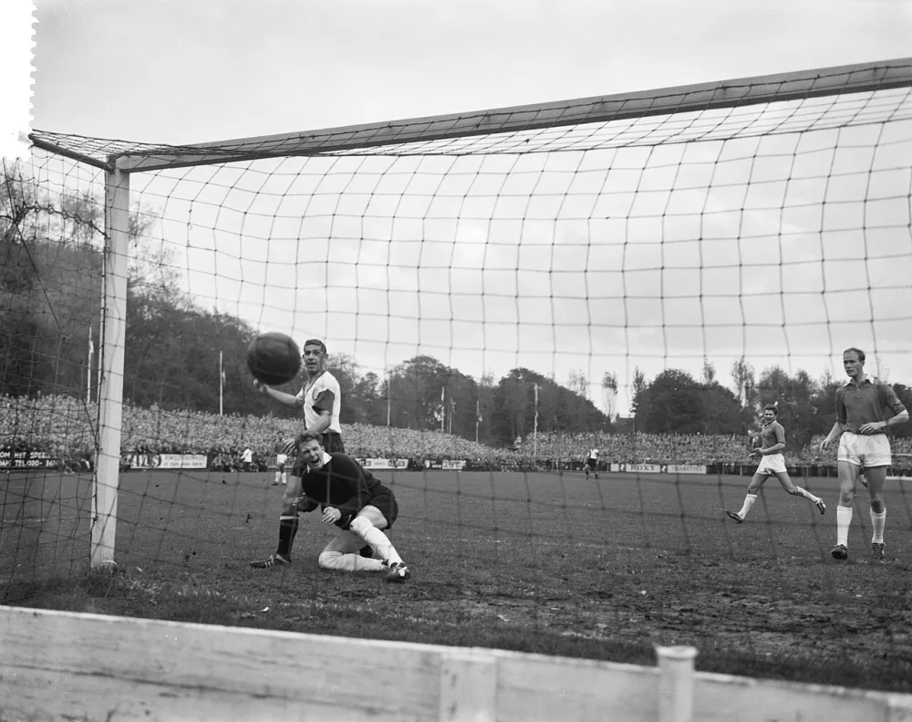 Alkmaar tegen Feyenoord 2-4, tweede doelpunt gescoord door Van der Gijp. Foto: Wim van Rossem / Anefo, Nationaal Archief (CC0).