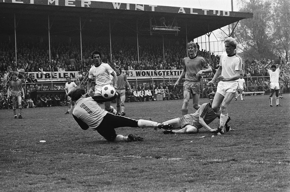 Petersson (rechts) scoort het 1e doelpunt , v.l.n.r. Hoek, Peters, Guyt, Molenaar en Petursson. Foto: Koen Suyk / Anefo, Nationaal Archief (CC0).