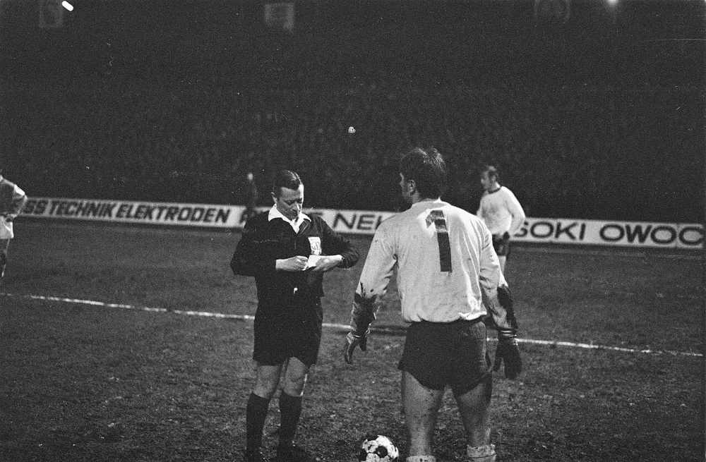 Legia Warschau tegen Feyenoord 0-0. Nummer 9 Kindvall krijgt officiële waarschuwing van scheidsrechter. Foto: Joost Evers / Anefo, Nationaal Archief (CC0).