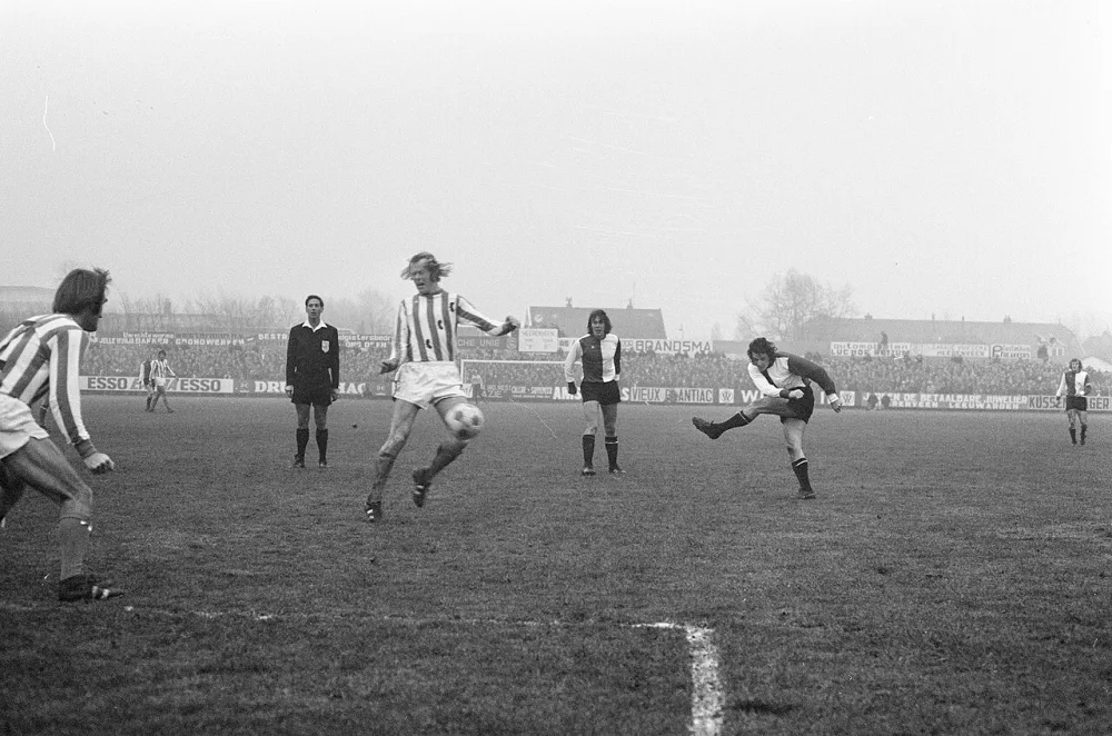 Kristensen (rechts) scoort 0-1. Foto: fotograaf onbekend / Anefo, Nationaal Archief (CC0).