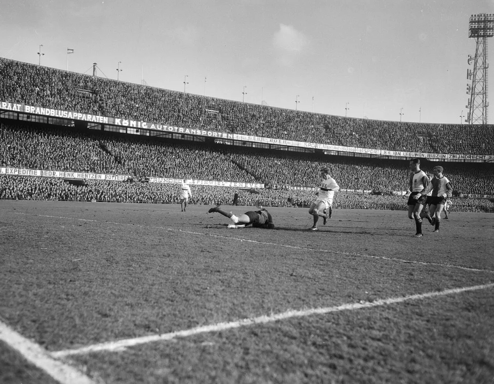 Feyenoord tegen DWS 3-1, Pieters Graafland werpt zich voor de voeten van Geurtsen (DWS). Foto: Joop van Bilsen / Anefo, Nationaal Archief (CC0).