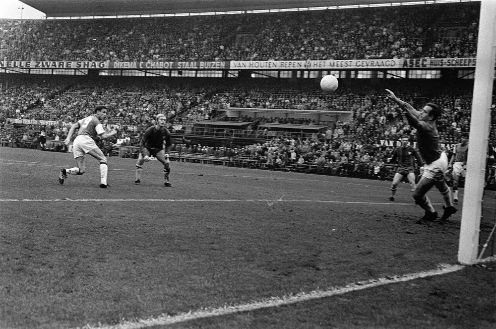Feyenoord tegen Haarlem 4-0. Kindvall scoort met kopbal, keeper Paternotte (H) duikt tevergeefs. Foto: Bert Verhoeff / Anefo, Nationaal Archief (CC0).